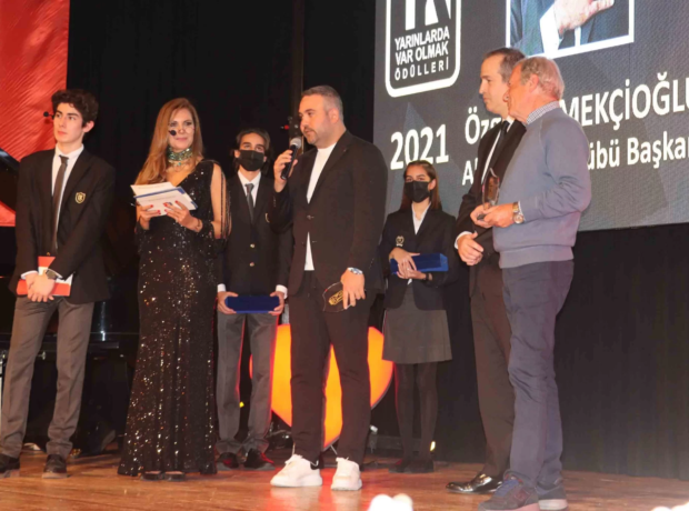 Başkanımız Sn. Özgür Ekmekçioğlu ve Teknik Direktörümüz Sn. Mustafa Denizli’ye Ödül